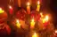 Simpatia cigana para o amor faça uma cavidade em uma das velas, bem no meio, para que uma vela se encaixe na outra, formando uma cruz.